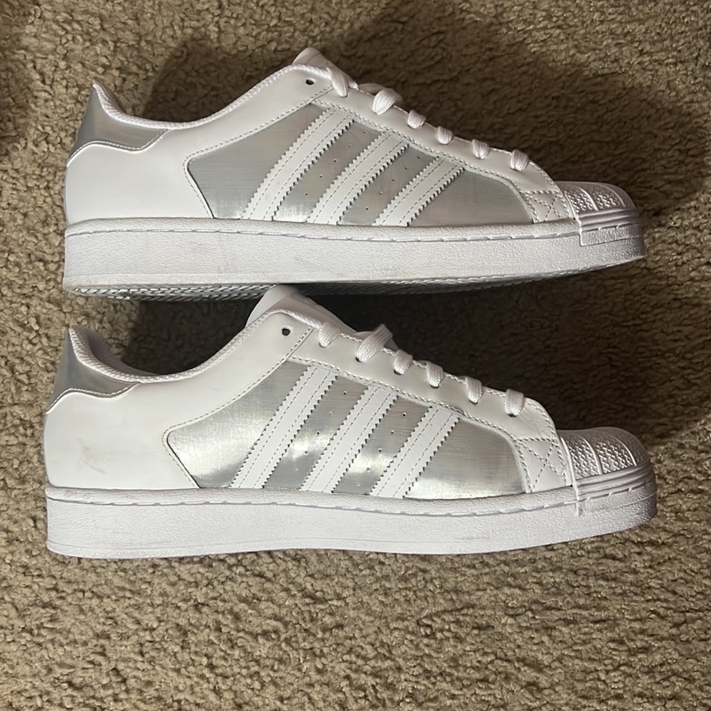 Adidas 🔥 white silver sneaker shoes unisex men/ women shoes EUC**💕 size 11